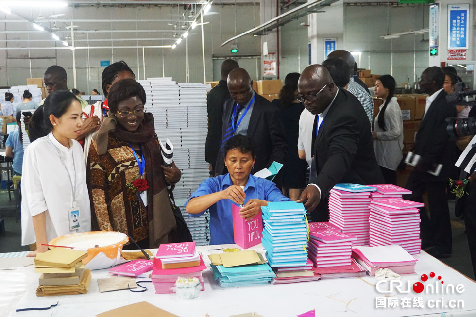 中非中小企业大会在宁波举行 非洲企业家参观文具企业(组图)-国际在线